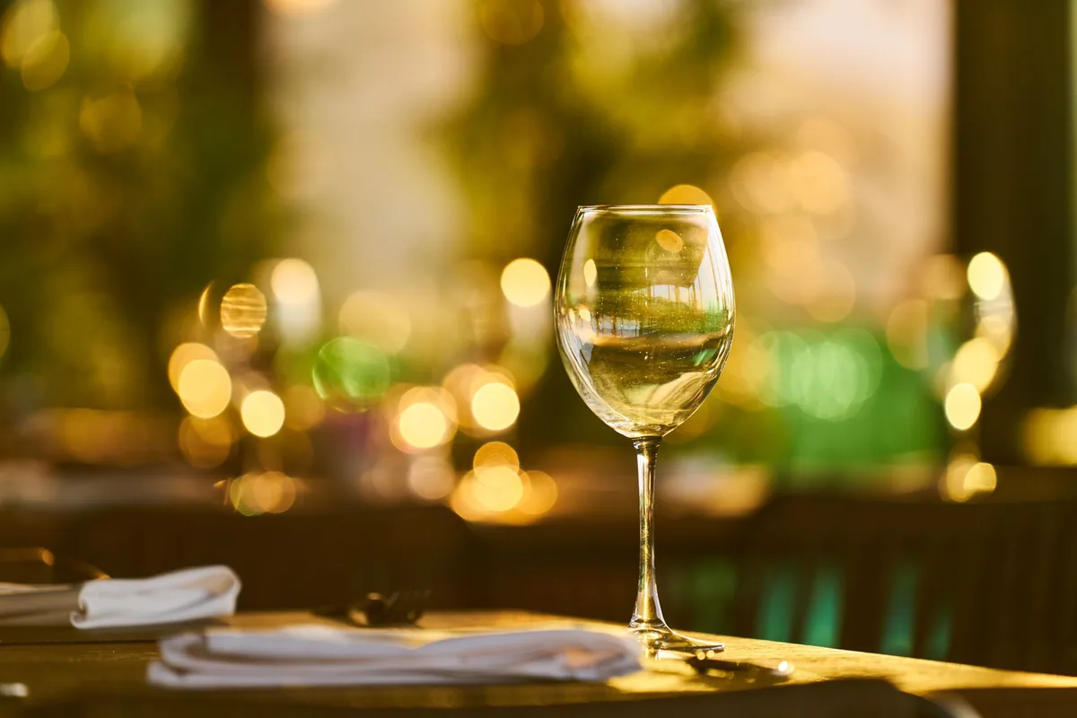 restaurant table setting champagne glasses