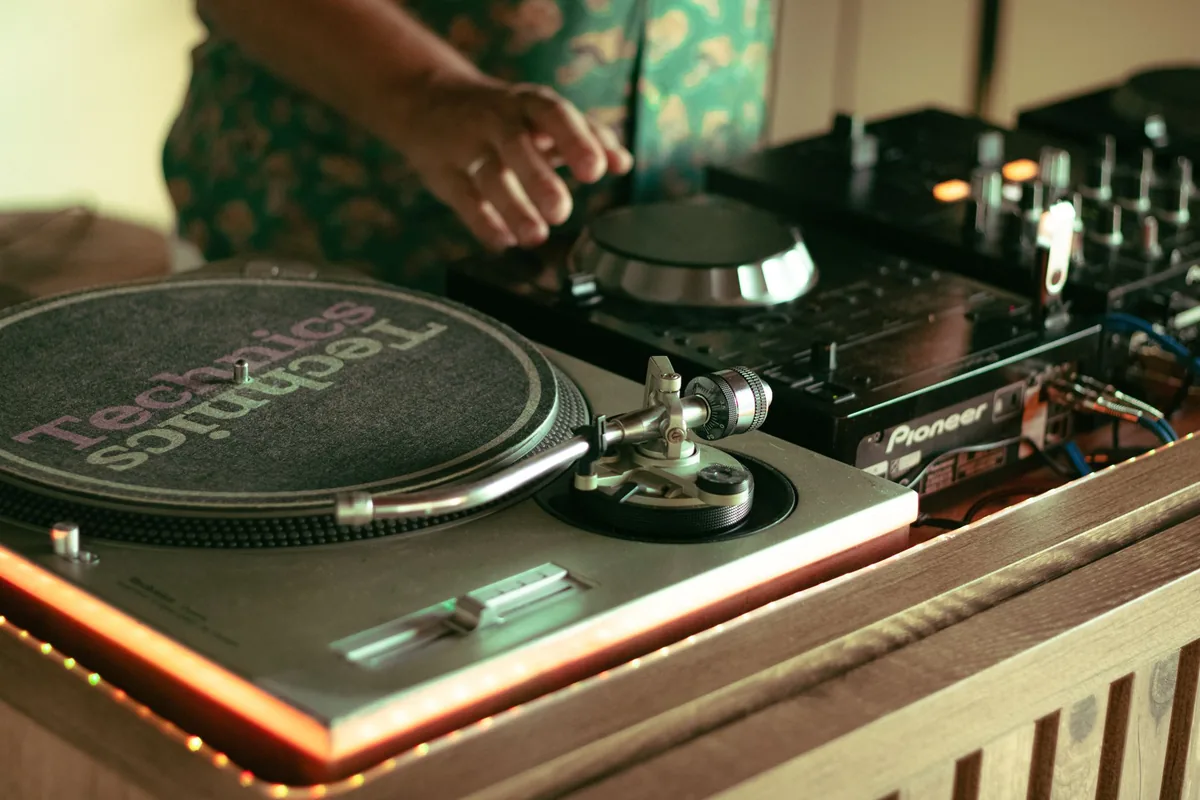 cocktail bar vinyl record player turntable
