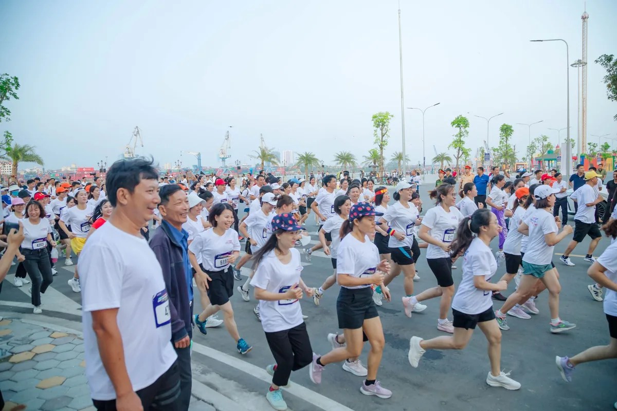 running marathon competitors city street