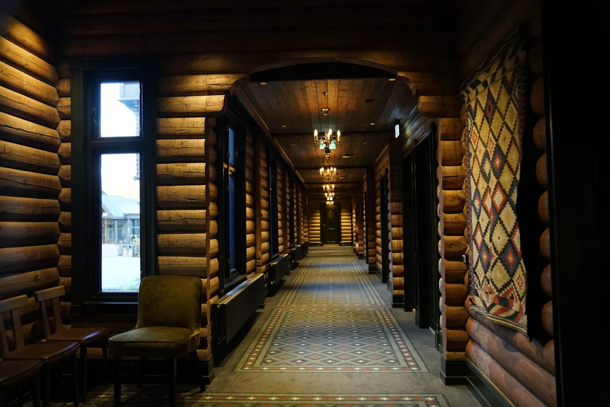 hotel corridor patterned carpet