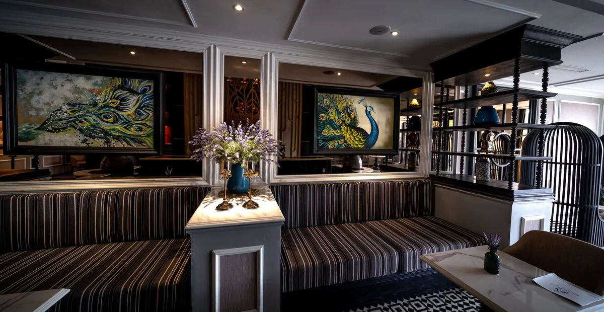 hotel atrium restaurant lounge