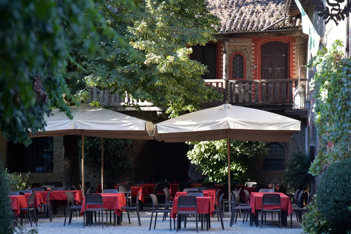 courtyard garden patio restaurant