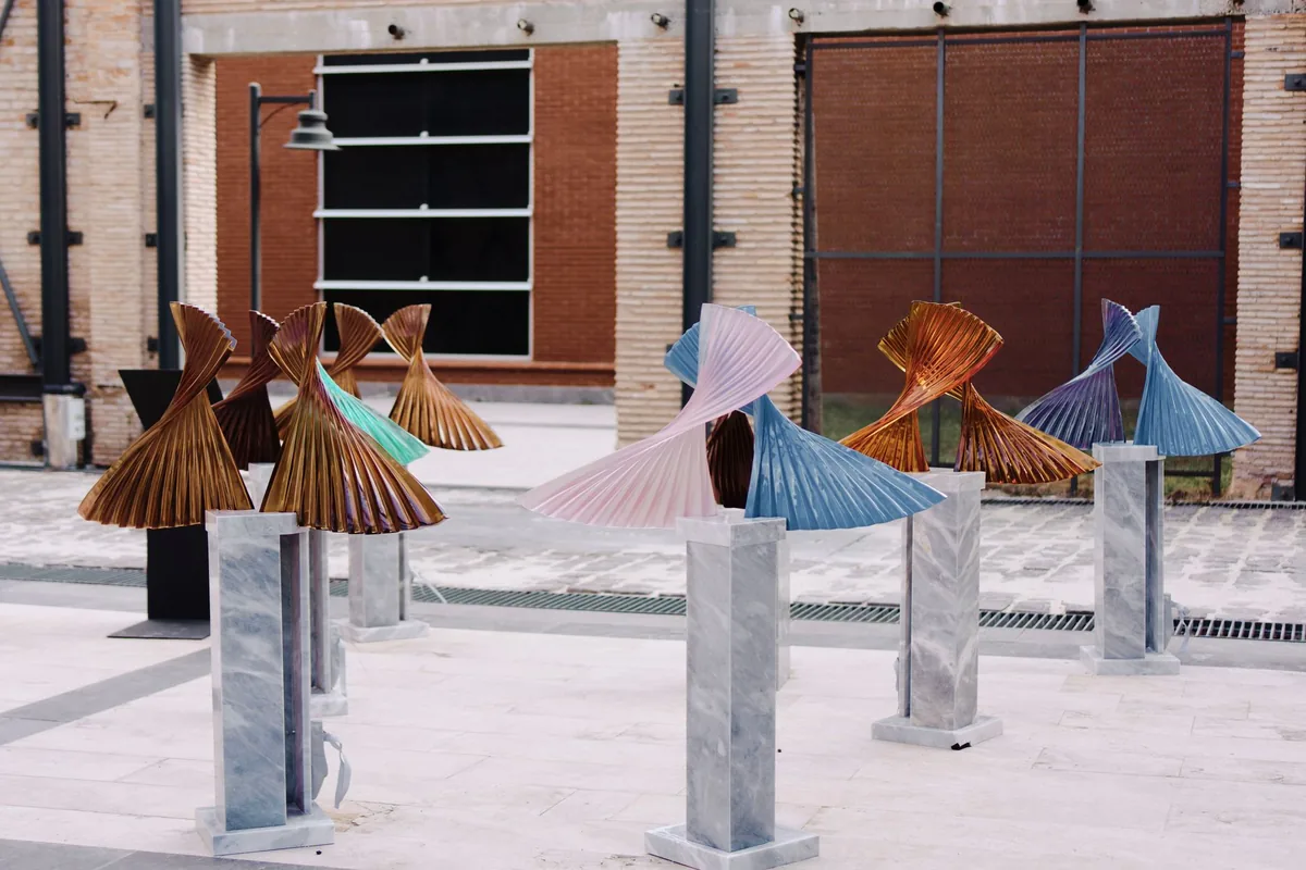 contemporary gallery sculpture display