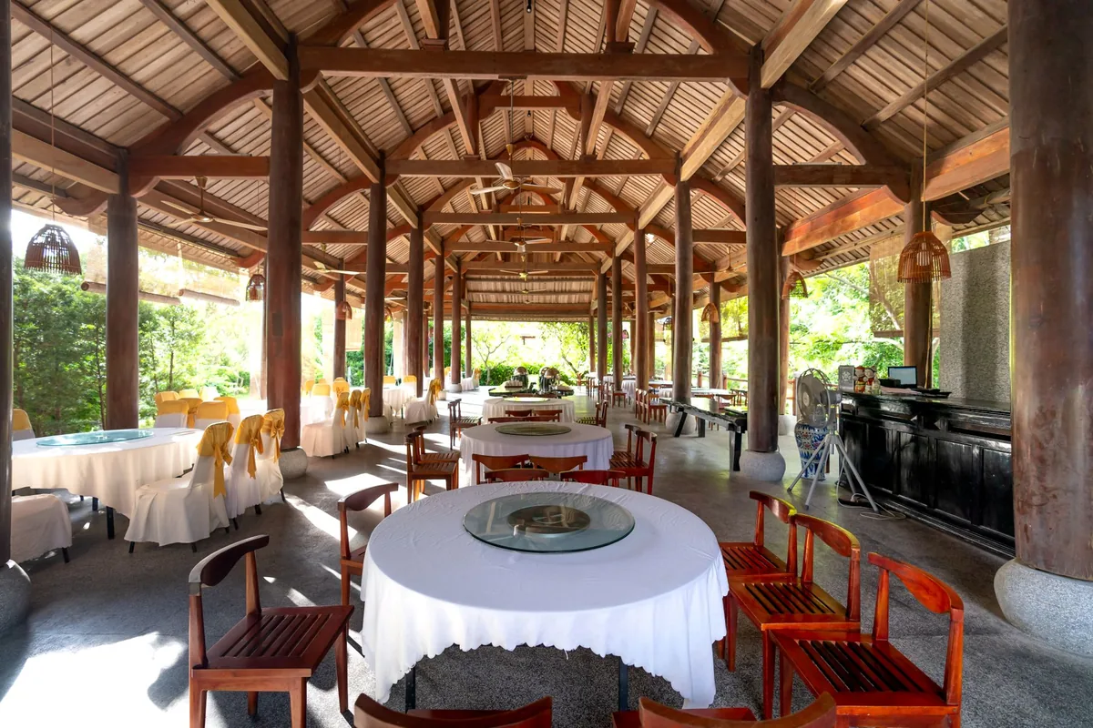 resort restaurant dining table setting