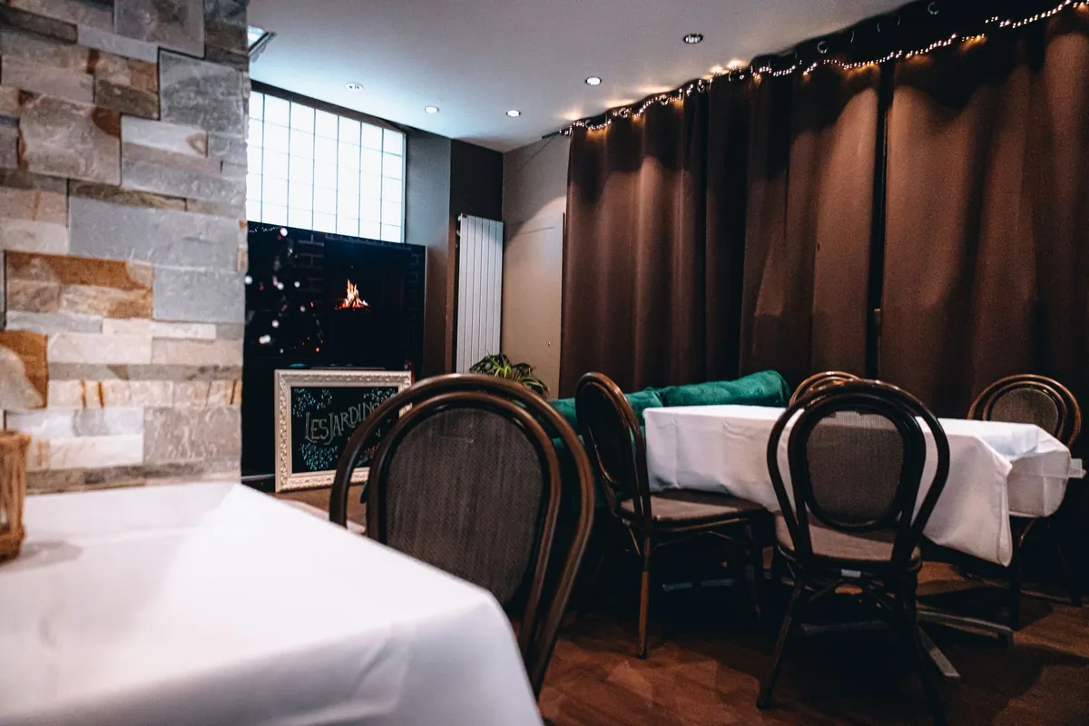hotel brasserie restaurant dining room