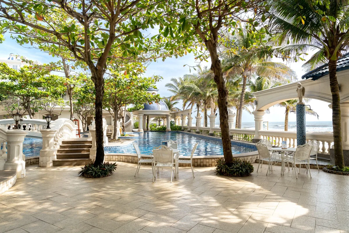 oceanfront beach resort swimming pool