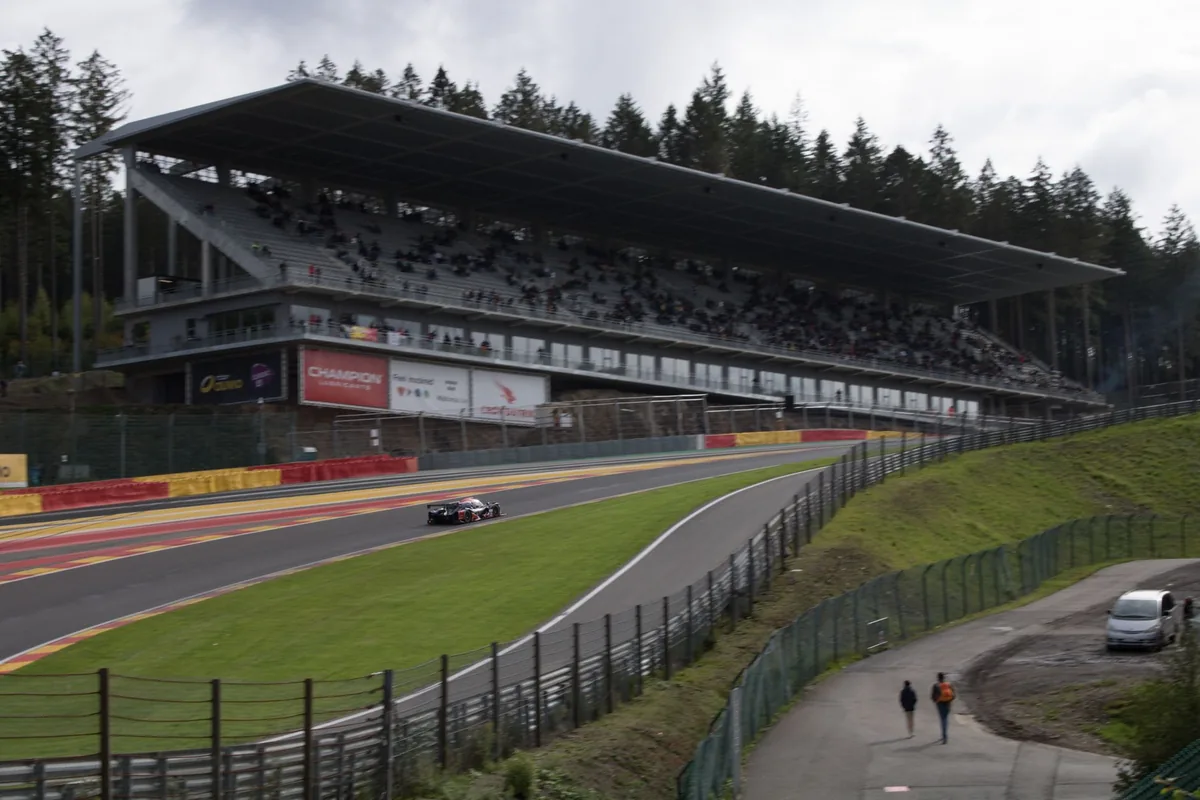 formula one racing circuit grandstand