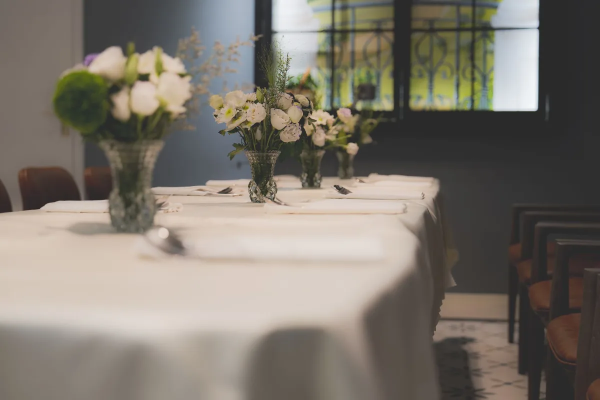 hotel dining room table place settings