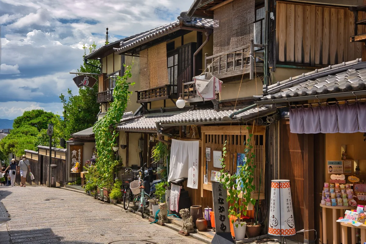 kyoto traditional district street