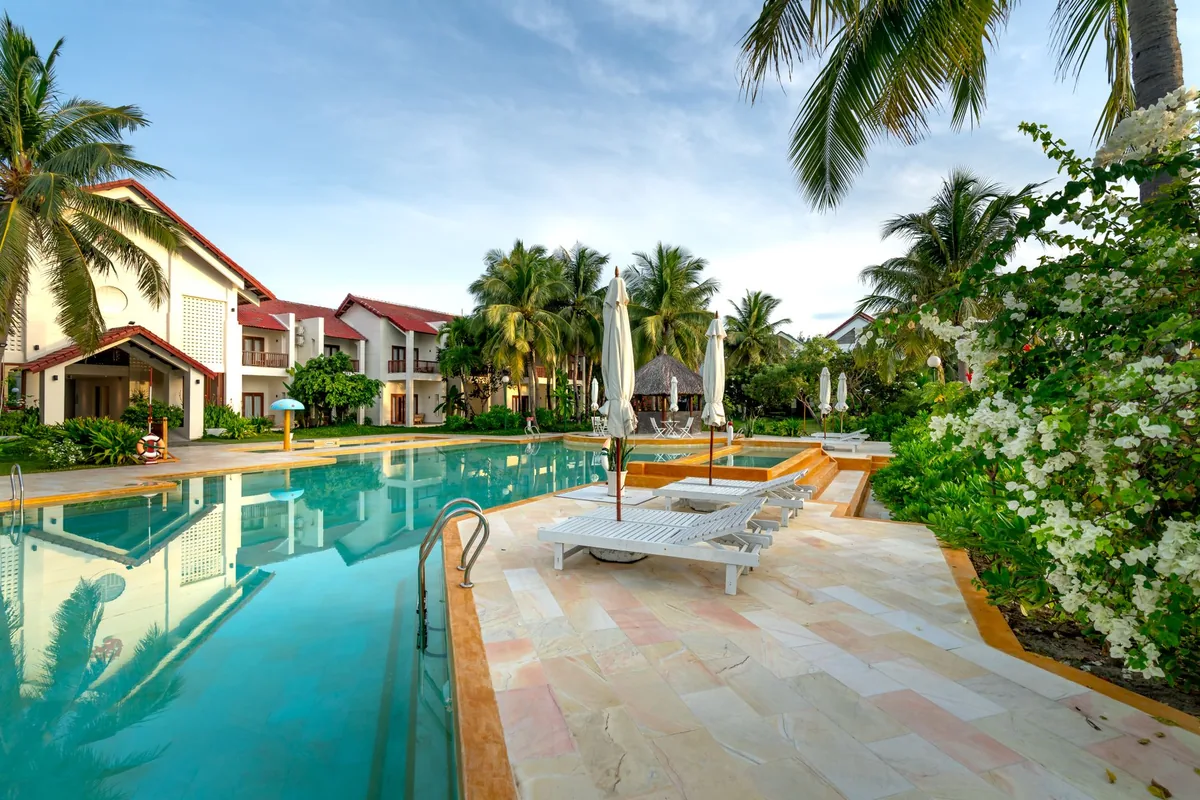 luxury resort swimming pool villas