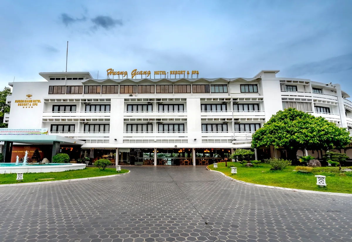 hotel exterior entrance driveway