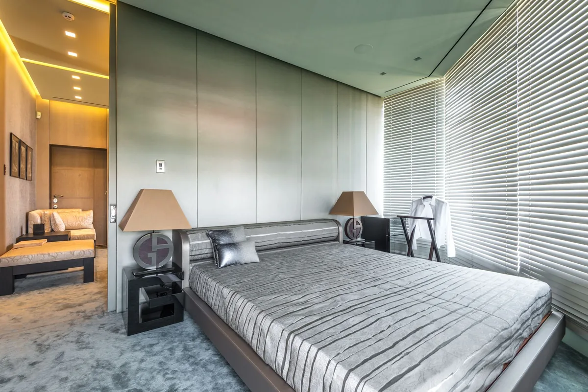 luxury hotel presidential suite bedroom