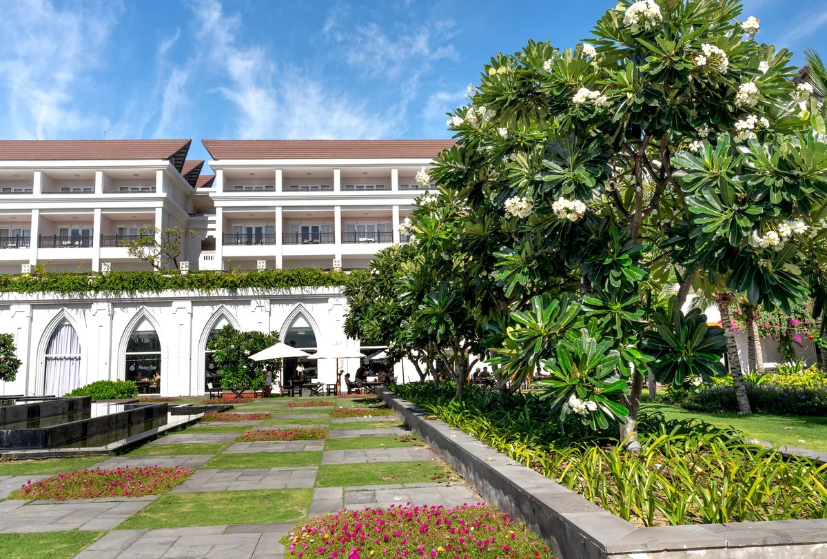 hotel outdoor lawn event space