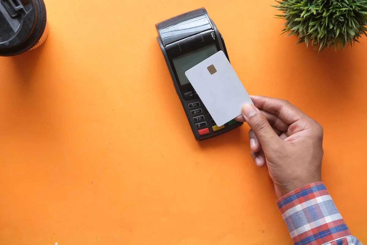 Major Banks Split on Travel Agency Expansion Strategy