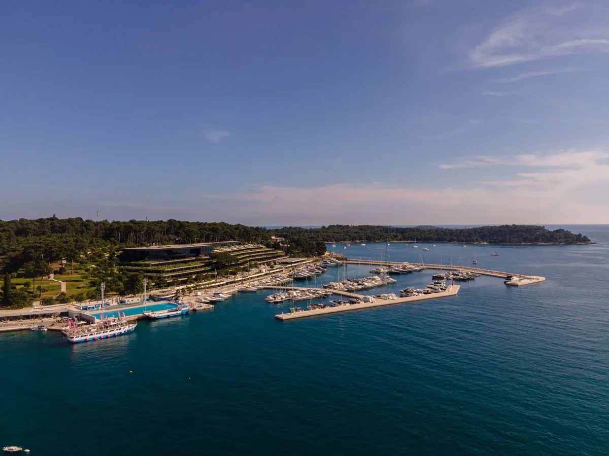 yacht approaching luxury hotel jetty