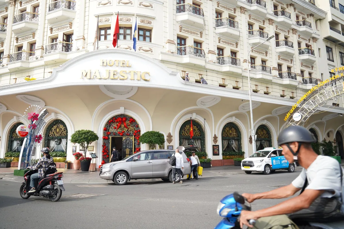 commercial city hotel entrance cars