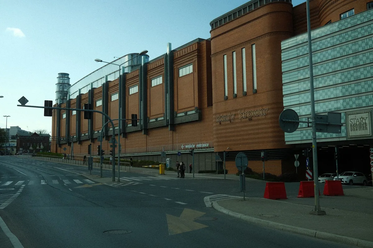 commercial shopping center exterior roadway