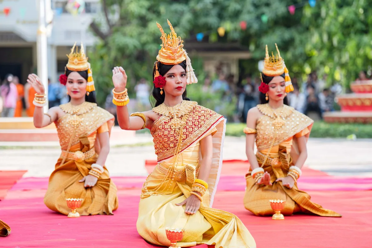 traditional thai dancer costume performance