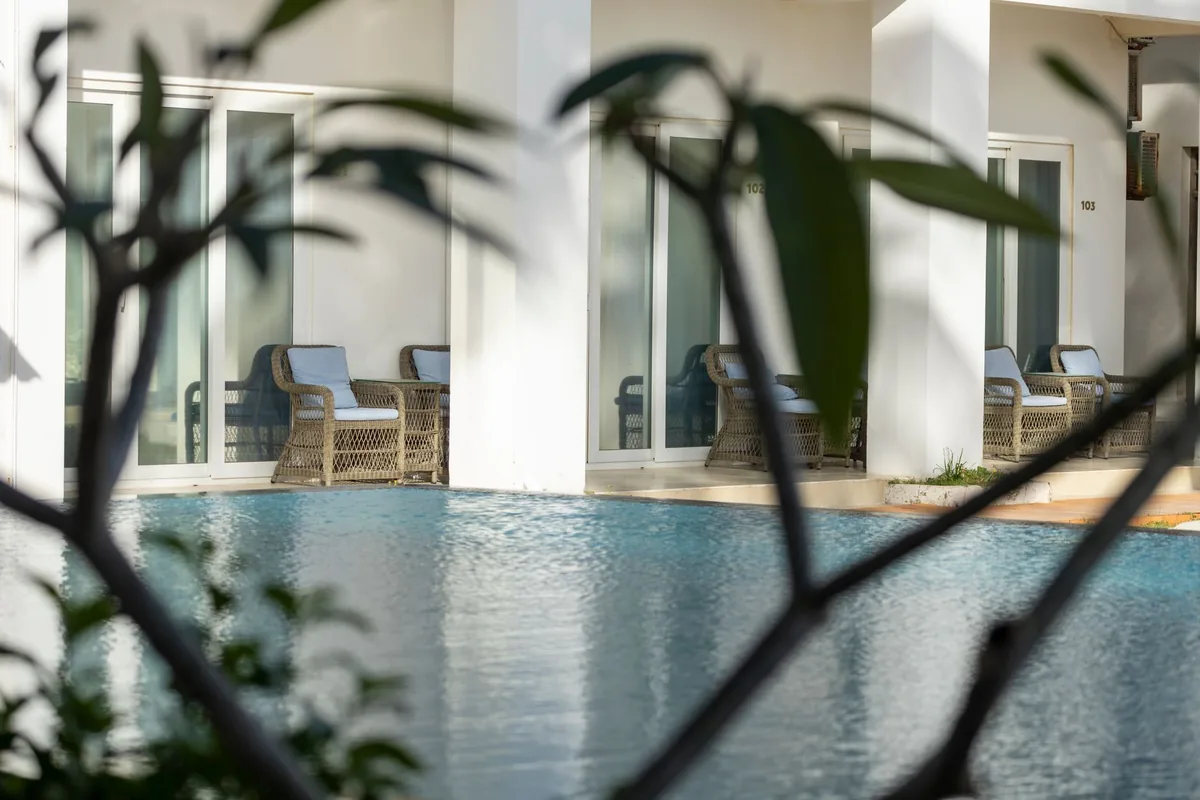 hotel swimming pool lounge