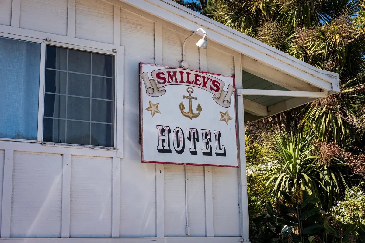 hotel exterior roadside inn sign entrance