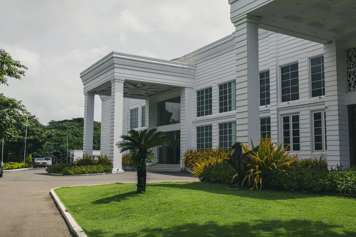 luxury hotel exterior entrance driveway