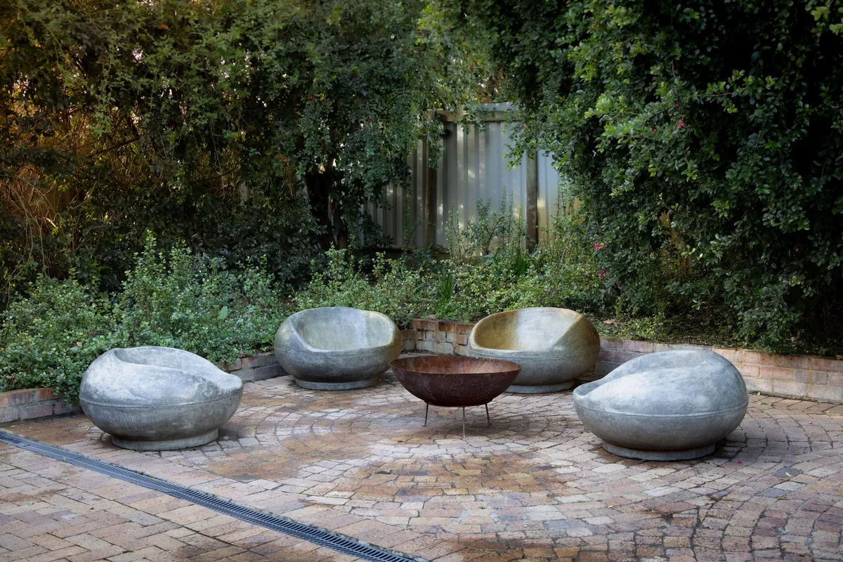 hotel outdoor lounge fire pit