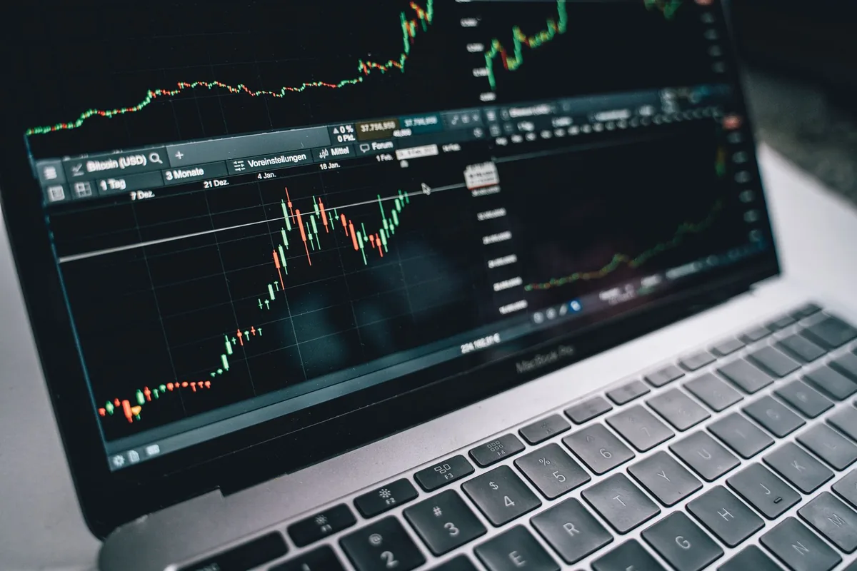 commercial bank trading floor screens