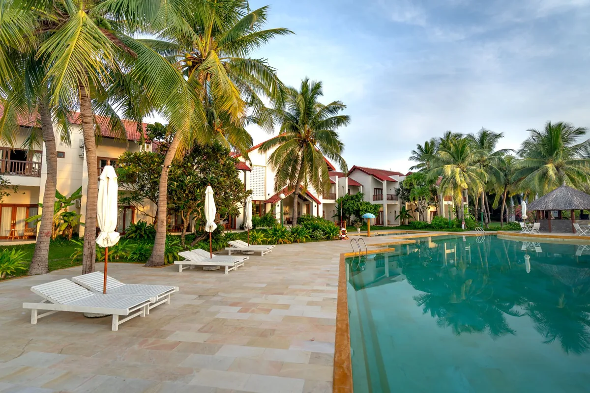 hotel outdoor swimming pool deck