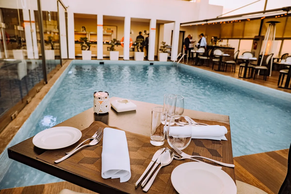 hotel food and beverage lounge area with dining tables