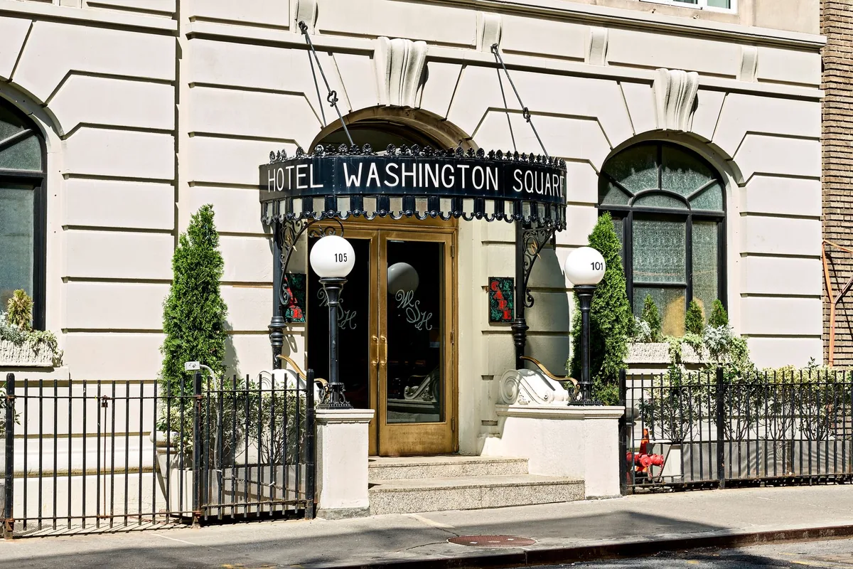 small boutique hotel exterior in midtown new york