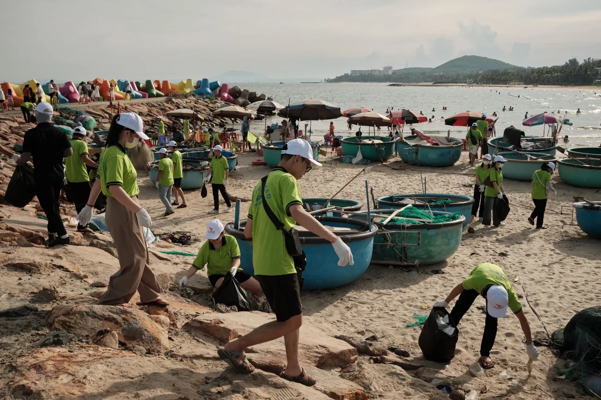 volunteers collecting trash on beach