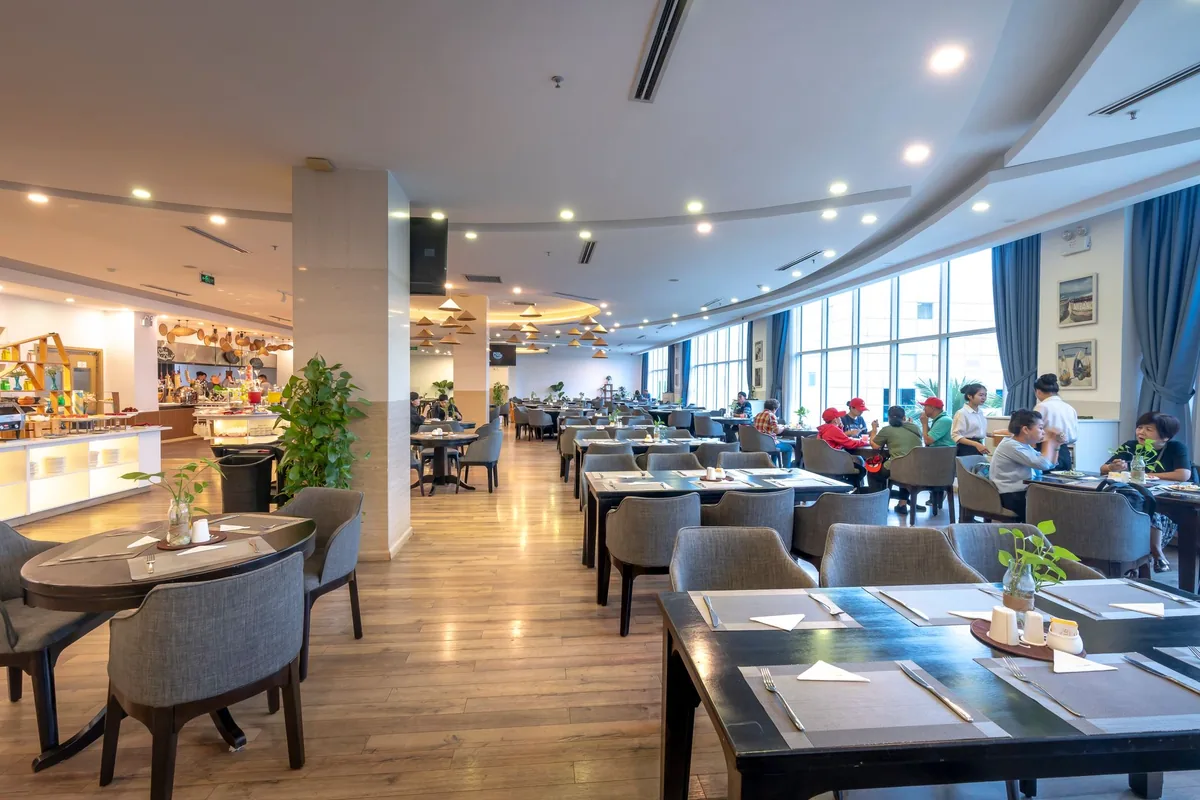 restaurant dining tables busy service