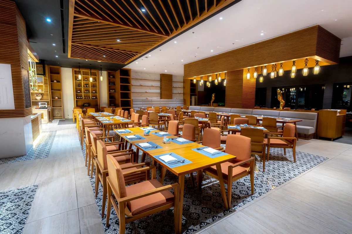 hotel dining room tables