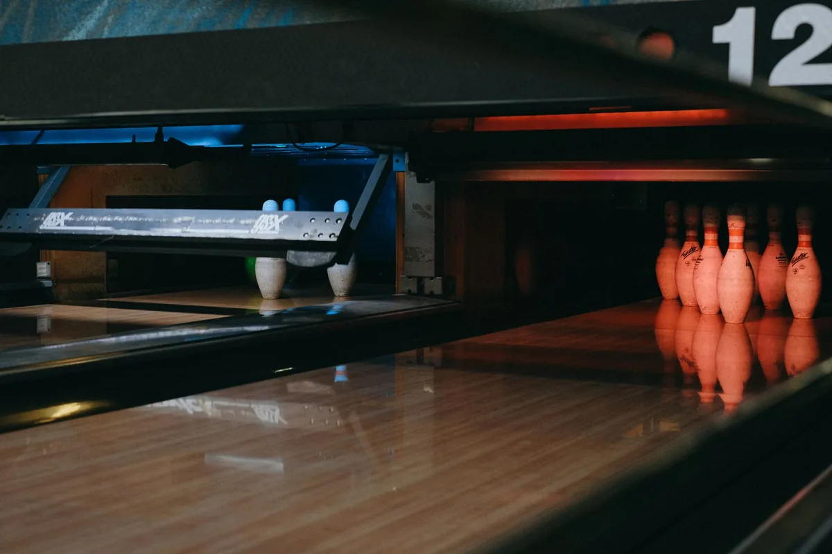wooden bowling lane hand pinsetter