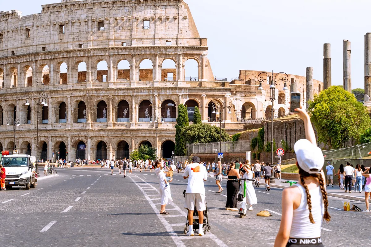 rome colosseum tourists walking