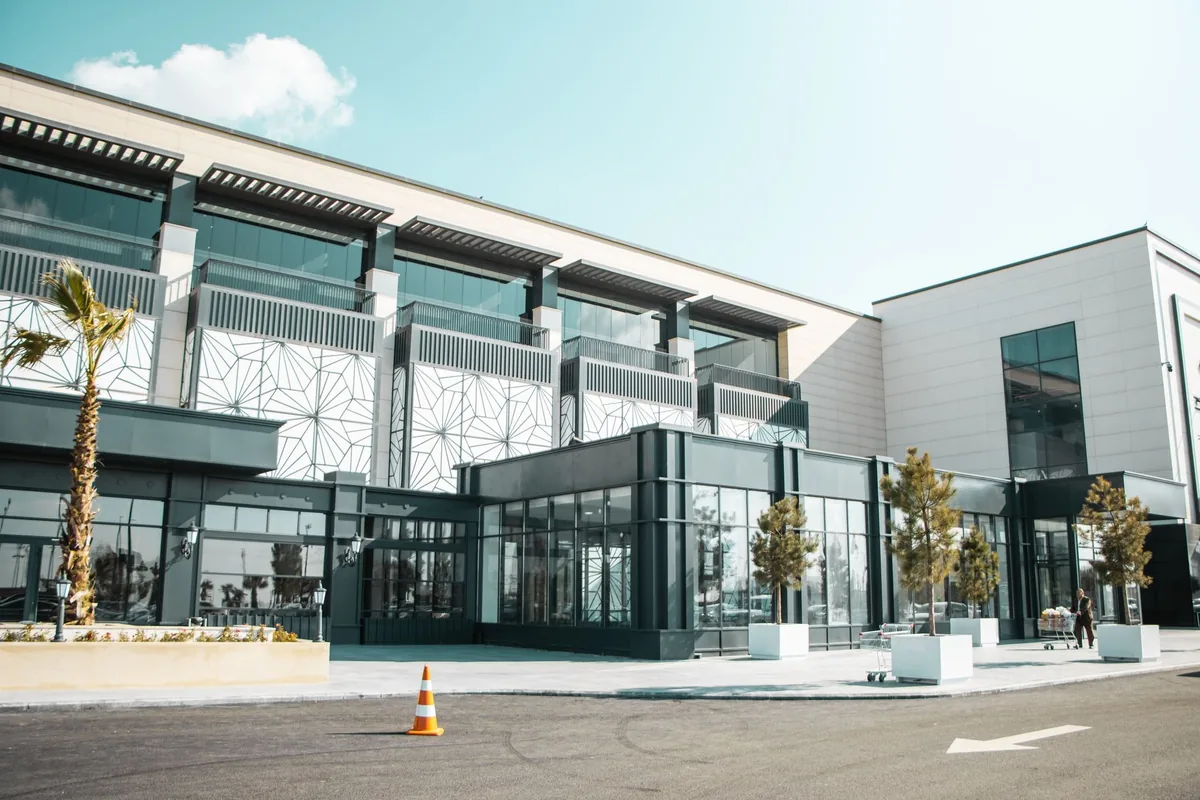 shopping mall exterior promenade